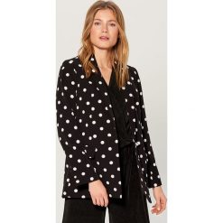 Marynarka oversize w grochy - Czarny. Czarne marynarki damskie Mohito, w grochy. W wyprzedaży za 59,99 zł.