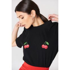 NA-KD T-shirt Cherry - Black. Czarne t-shirty damskie marki NA-KD, z nadrukiem, z dżerseju. W wyprzedaży za 51,07 zł.