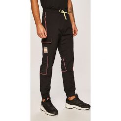 Adidas Originals - Spodnie. Czarne spodnie męskie adidas Originals, na co dzień, m, bez wzorów, z poliesteru, casualowe. Za 269,90 zł.
