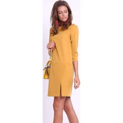 Sukienka w kolorze musztardowym. Pomarańczowe sukienki damskie Jesienny butik, na co dzień, xs, bez wzorów, z okrągłym kołnierzem, bez rękawów, mini, proste. W wyprzedaży za 99,95 zł.