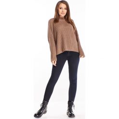 Oversize'owy sweter z kokardą beżowy. Brązowe swetry damskie N/A, bez wzorów, bez rękawów, bez kaptura. Za 70,02 zł.