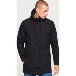 Parka z kapturem - Czarny. Czarne parki damskie marki Cropp, s, bez wzorów, z kapturem. Za 199,99 zł.