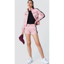 NA-KD Szorty sportowe - Pink. Różowe spodenki sportowe damskie NA-KD, bez wzorów, sportowe. W wyprzedaży za 32,38 zł.
