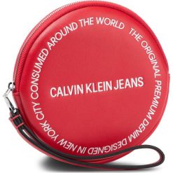 Saszetka CALVIN KLEIN JEANS - Sculpted Circle Pouch K60K606165 XA9. Czerwone saszetki damskie Calvin Klein Jeans, bez wzorów, z jeansu, młodzieżowe, bez dodatków. Za 179,00 zł.