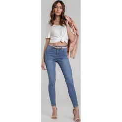 Niebieskie Jeansy Slim Devdan. Niebieskie jeansy damskie Renee, bez wzorów, z jeansu. Za 79,99 zł.