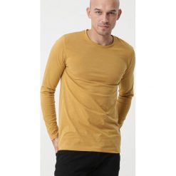 Musztardowa Bluzka Godalming. Żółte koszulki męskie Born2be, s, bez wzorów, klasyczne, z okrągłym kołnierzem, z długim rękawem, długie. Za 39,99 zł.
