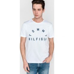 Tommy Hilfiger Koszulka Biały. Białe podkoszulki męskie TOMMY HILFIGER, xl, z nadrukiem, z bawełny, z krótkim rękawem. Za 206,95 zł.
