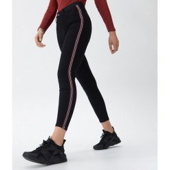 Jeansy high waist skinny z lampasami - Czerwony. Czerwone jeansy damskie marki House, bez wzorów, z jeansu, z podwyższonym stanem. Za 89,99 zł.