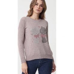 Ciemnobeżowy Sweter Ashcreek. Brązowe swetry damskie Born2be, s, z aplikacjami, klasyczne, z długim rękawem, długie, bez kaptura. Za 69,99 zł.