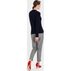 Swetry klasyczne damskie: Baukjen FLORENCE BUTTON Sweter darkest navy