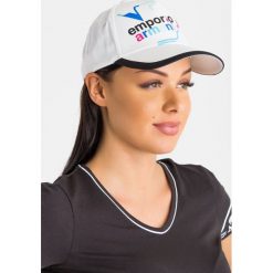 CZAPKA Z DASZKIEM Emporio Armani. Białe czapki damskie Emporio Armani, bez wzorów, z bawełny. Za 155,40 zł.