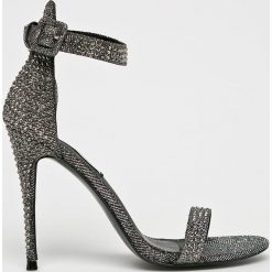 Steve Madden - Sandały Mischa. Szare sandały damskie Steve Madden, bez wzorów, z materiału, z okrągłym noskiem, bez obcasa, na obcasie, na klamry. W wyprzedaży za 279,90 zł.