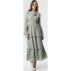 Miętowa Sukienka Consideration. Zielone sukienki damskie Born2be, s, klasyczne, długie, maxi, rozkloszowane. Za 149,99 zł.