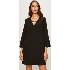 Trussardi Jeans - Sukienka. Czarne sukienki damskie Trussardi Jeans, na co dzień, s, bez wzorów, z elastanu, casualowe, z włoskim kołnierzykiem, bez rękawów, mini, rozkloszowane. W wyprzedaży za 599,90 zł.