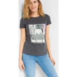 T-shirt z nadrukiem. Szare koszulki damskie Orsay, xs, z nadrukiem, z bawełny, z dekoltem w łódkę, z krótkim rękawem. Za 29,99 zł.