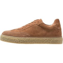Samsøe & Samsøe FOGO Sneakersy niskie timber wolf. Brązowe sneakersy męskie marki Samsøe & Samsøe, bez wzorów, ze skóry, bez zapięcia. Za 749,00 zł.