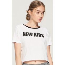 T-shirt z kontrastowym nadrukiem - Biały. Białe t-shirty damskie Sinsay, l, z nadrukiem, z kontrastowym kołnierzykiem. Za 19,99 zł.