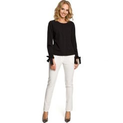 MARIE Bluzka z pliską i wiązanymi mankietami - czarna. Czarne bluzki damskie Moe, s, bez wzorów, eleganckie, bez kołnierzyka, bez rękawów. Za 129,00 zł.