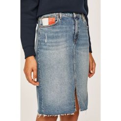 Tommy Jeans - Spódnica jeansowa. Niebieskie spódniczki damskie Tommy Jeans, na co dzień, bez wzorów, z elastanu, casualowe, z podwyższonym stanem, midi, ołówkowe. Za 399,90 zł.