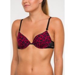 Biustonosz push-up Guess O94C32 WO04N. Czerwone biustonosze Guess, z aplikacjami, z poliesteru. W wyprzedaży za 109,00 zł.