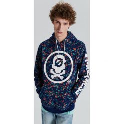 Bluza all over z kapturem - Granatowy. Niebieskie bluzy męskie Cropp, s, bez wzorów, z kapturem, bez rękawów, z kapturem. Za 129,99 zł.