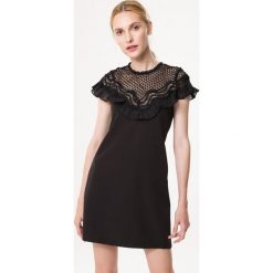 Czarna Sukienka Betrust. Czarne sukienki damskie Born2be, m, z aplikacjami, z koronki, z okrągłym kołnierzem, bez rękawów, mini, dopasowane. Za 119,99 zł.