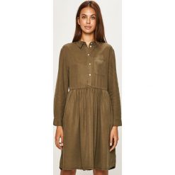 Only - Sukienka. Zielone sukienki damskie ONLY, na co dzień, bez wzorów, z lyocellu, casualowe, bez kołnierzyka, z krótkim rękawem, krótkie, mini, rozkloszowane. W wyprzedaży za 99,90 zł.