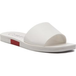 Klapki CALVIN KLEIN - Ramie E8920 White/Cherry. Białe klapki damskie Calvin Klein, bez wzorów, ze skóry ekologicznej, bez obcasa. Za 469,00 zł.