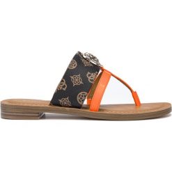 Guess Genera Japonki Brązowy. Pomarańczowe klapki damskie Guess, w paski, z materiału, bez obcasa. Za 435,95 zł.