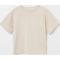 Bawełniany t-shirt z aplikacją - Beżowy. Brązowe t-shirty damskie Reserved, z aplikacjami, z bawełny, bez kołnierzyka. W wyprzedaży za 9,99 zł.