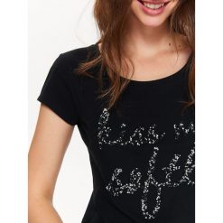 T-SHIRT DAMSKI Z APLIKACJĄ. Czarne t-shirty damskie Top Secret, z aplikacjami, z bawełny, klasyczne, z klasycznym kołnierzykiem. W wyprzedaży za 19,99 zł.