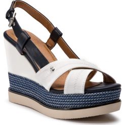 Espadryle WRANGLER - Sunny Kelly WL91632A White 051. Niebieskie espadryle damskie Wrangler, bez wzorów, ze skóry ekologicznej, bez obcasa, na obcasie. W wyprzedaży za 219,00 zł.