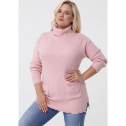 Jasnoróżowy Golf Addyson. Różowe swetry damskie Born2be, xl, bez wzorów, z jeansu, z długim rękawem, długie, bez kaptura. Za 89,99 zł.