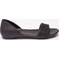 Crocs - Sandały. Czarne klapki damskie marki Crocs, bez wzorów, z materiału, bez obcasa. W wyprzedaży za 159,90 zł.
