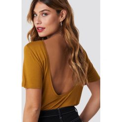 NA-KD Basic T-shirt z odkrytymi plecami - Brown. Różowe t-shirty damskie marki NA-KD Basic, z bawełny. Za 60,95 zł.