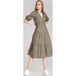 Ciemnozielona Sukienka Schuyler. Zielone sukienki damskie Renee, s, bez wzorów, z falbankami, z krótkim rękawem, krótkie, midi, rozkloszowane. Za 149,99 zł.