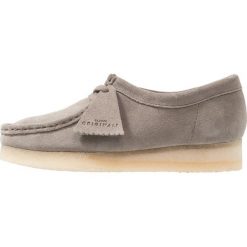 Clarks Originals WALLABEE Sznurowane obuwie sportowe grey. Szare buty sportowe damskie marki Clarks Originals, bez wzorów, ze skóry, sportowe. Za 629,00 zł.