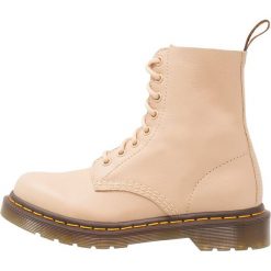 Botki damskie lity: Dr. Martens 1460 PASCAL 8 EYE BOOT Botki sznurowane nude