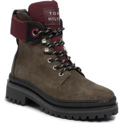 Trapery TOMMY HILFIGER - Sporty Outdoor Lace Up Bootie FW0FW04343 Stone Gray PFQ. Zielone trapery damskie TOMMY HILFIGER, ze skóry, klasyczne, bez obcasa, bez zapięcia. W wyprzedaży za 399,00 zł.
