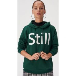 Luźna bluza z napisem - Zielony. Zielone bluzy damskie Sinsay, s, z napisami, bez rękawów, bez kaptura. Za 59,99 zł.