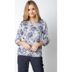 Szara bluzka z kwiatowym wzorem QUIOSQUE. Szare bluzki longsleeves QUIOSQUE, w kwiaty, z wiskozy, eleganckie, z dekoltem w łódkę. W wyprzedaży za 99,99 zł.