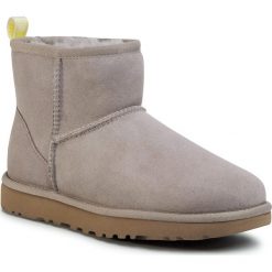 Buty UGG - W Classic Mini II Graphic Logo 1110083 Onyl. Szare kozaki damskie Ugg, na zimę, ze skóry, bez zapięcia. W wyprzedaży za 519,00 zł.