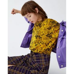 Koszulka w wężowy wzór. Żółte t-shirty damskie marki Pull&Bear. Za 29,90 zł.