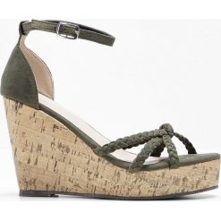 Sandały na koturnie bonprix khaki. Zielone koturny damskie bonprix, w paski, bez obcasa, na koturnie, z paskami. Za 59,99 zł.