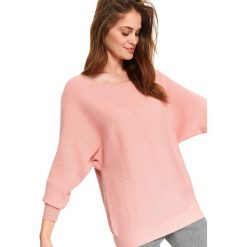 Sweter z kimonowym rękawem. Różowe swetry damskie Top Secret, na zimę, bez wzorów, z dzianiny, bez rękawów, bez kaptura. W wyprzedaży za 49,99 zł.