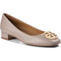 Półbuty TORY BURCH - Chelsea 25mm Ballet Flat 50804 Dust Storm 041. Szare baleriny damskie Tory Burch, na co dzień, bez wzorów, ze skóry, bez obcasa, bez zapięcia. Za 1129,00 zł.