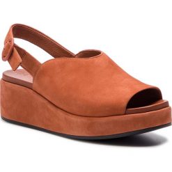 Sandały CAMPER - Misia K200592-003 Brown. Pomarańczowe klapki damskie Camper, bez wzorów, ze skóry, bez obcasa, na obcasie. W wyprzedaży za 429,00 zł.
