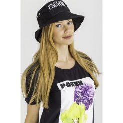 CZAPKA Versace Jeans Couture. Czarne czapki damskie Versace Jeans Couture, z aplikacjami, z bawełny. Za 247,20 zł.