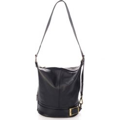 Skórzana torebka w kolorze czarnym - 30 x 27 x 18 cm. Czarne torebki klasyczne damskie Black Bags, w paski, ze skóry, na ramię, bez dodatków. W wyprzedaży za 219,95 zł.