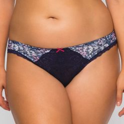 Klasyczne figi Raquel Floral I. Brązowe figi Astratex, w koronkowe wzory, z bawełny. Za 35,99 zł.